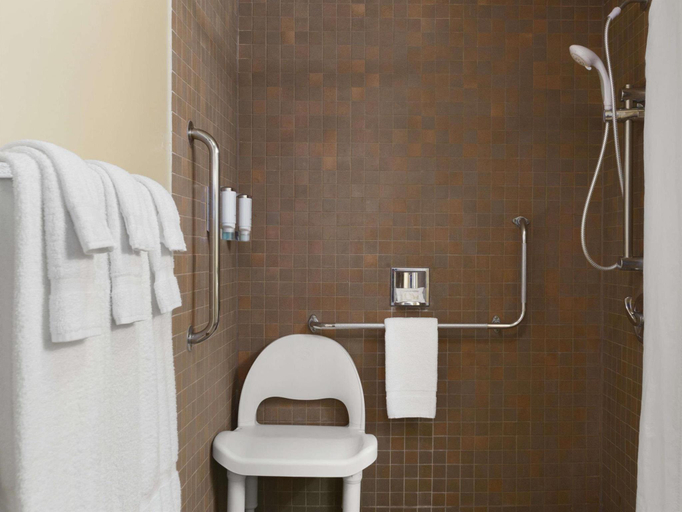 Bathroom 4, Travelodge by Wyndham Downtown Barrie, Simcoe