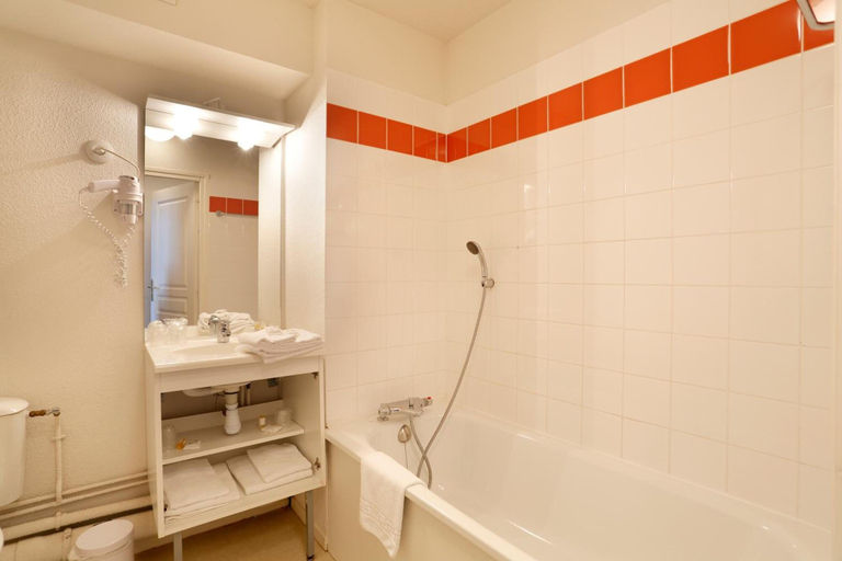Bathroom 4, Vacancéole - Les Demeures Champenoises Confort, Marne