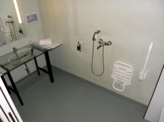 Bathroom 5, Havana, Yonne