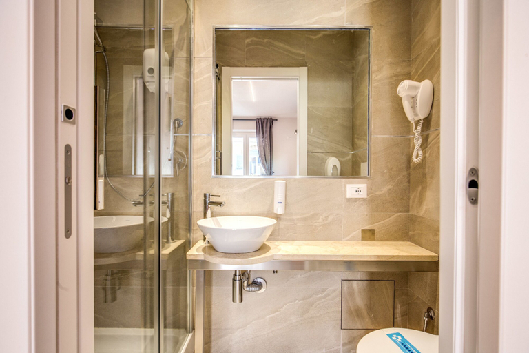 Bathroom 5, Aurelia Vatican Apartments, Roma