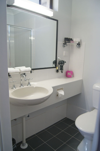 Bathroom 3, Kempsey Powerhouse Motel, Kempsey