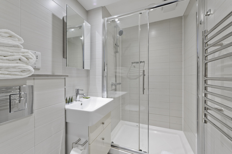Bathroom 3, Crane Court by City2Stay, London