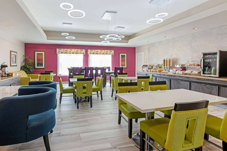 Food & Drinks 4, La Quinta Inn & Suites by Wyndham Winnie, Chambers