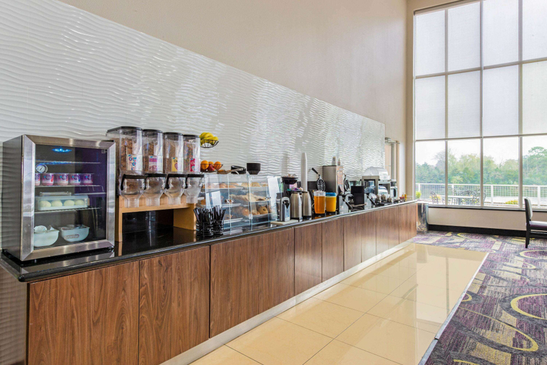Food & Drinks 5, La Quinta Inn & Suites by Wyndham Bridge City, Orange