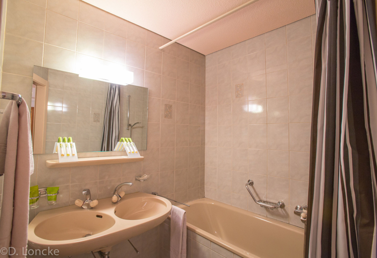 Bathroom 3, Hotel du Pigne, Hérens