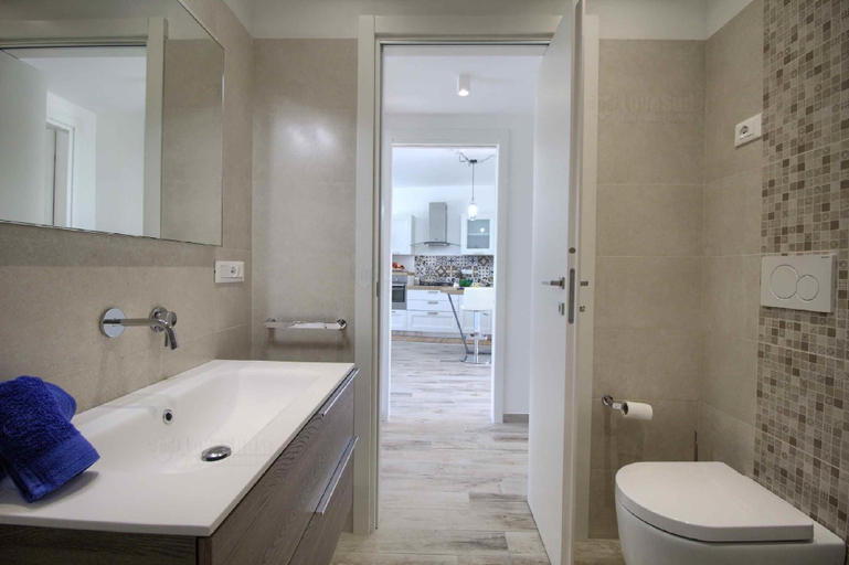Bathroom 4, Apt Ristola Deluxe Seaview, Lecce
