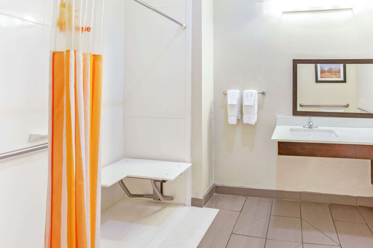 Bathroom 4, La Quinta Inn & Suites by Wyndham Luling, Caldwell