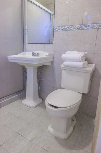 Bathroom 3, Consul Suites, Juárez