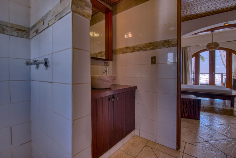 Bathroom 3, Hotel Alcazar, Tola