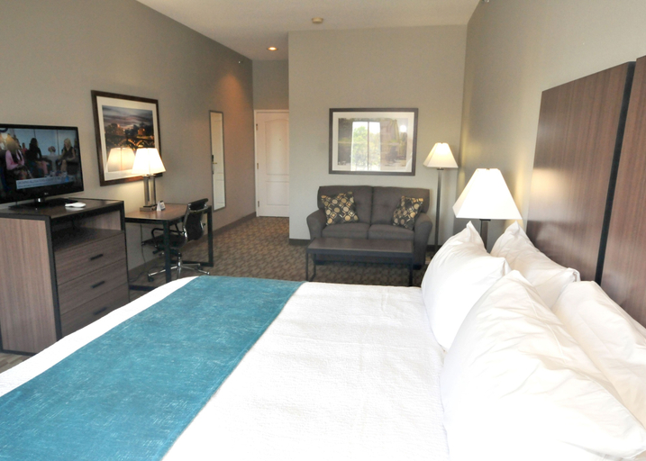 Bedroom 4, Riverview Inn & Suites, an Ascend Collection Hotel, Winnebago