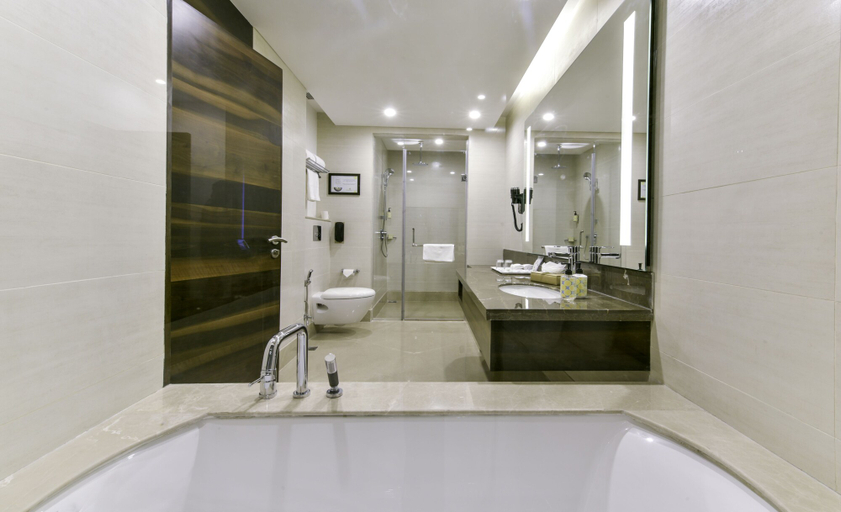 Bathroom 3, Lemon Tree Hotel Jammu, Jammu