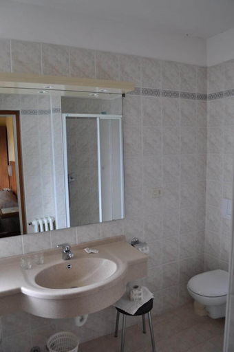 Bathroom 4, Hotel Premeno, Verbano-Cusio-Ossola