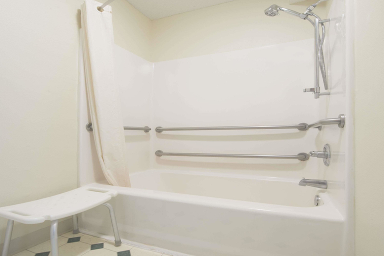 Bathroom 4, Super 8 by Wyndham Richmond, Ray