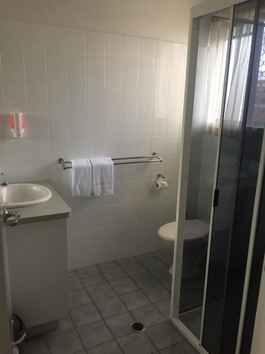 Bathroom 3, Bundaberg Spanish Motor Inn, Bundaberg