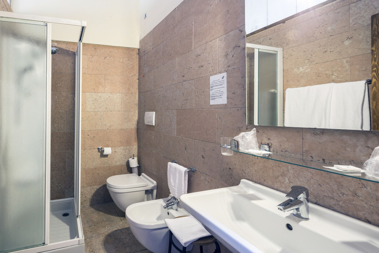 Bathroom 4, Costa degli Ulivi, Verona