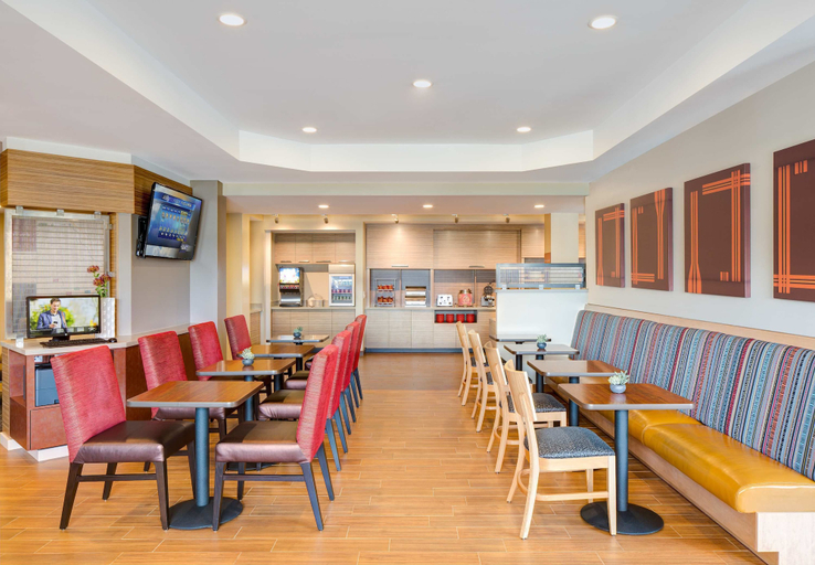 Food & Drinks 5, TownePlace Suites by Marriott Dallas Mesquite, Dallas