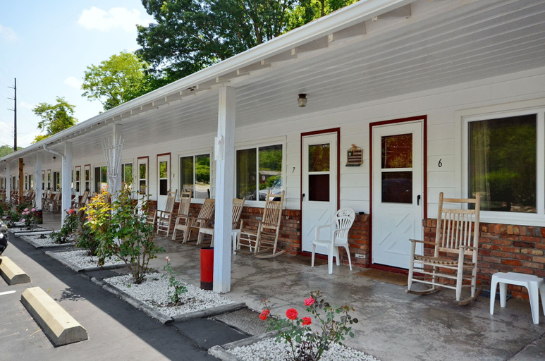 Exterior & Views 2, Laurel Park Inn, Haywood