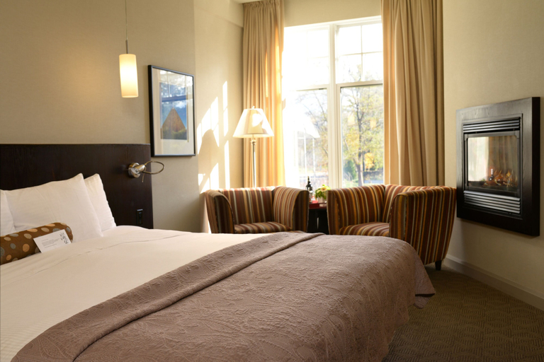 Bedroom 2, The Shaw Club Hotel, Niagara