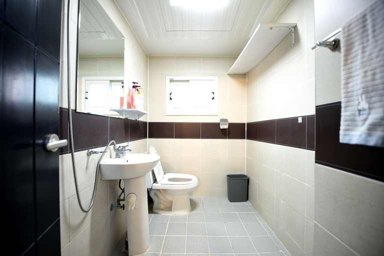 Bathroom 5, The One Hostel, Mapo