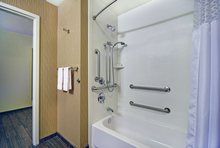 Bathroom 5, Hampton Inn & Suites Milwaukee/Franklin, Milwaukee
