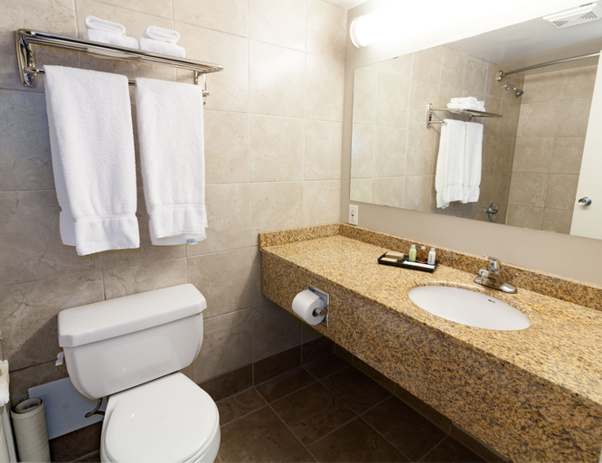 Bathroom 4, BCMInns Lloydminster, Division No. 17