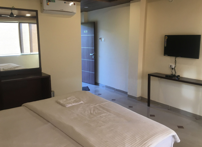 Bedroom 2, Hotel Valleywood, Satara