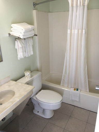 Bathroom 3, Knights Inn Paxinos, Northumberland