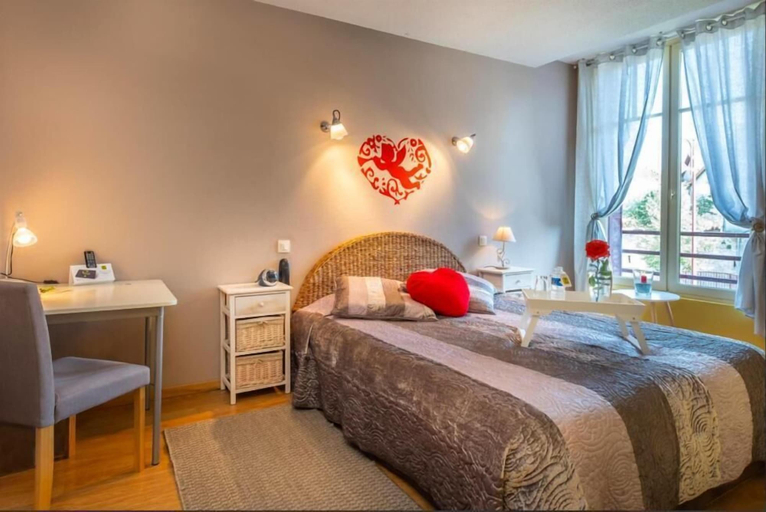 Bedroom 2, Au coeur de Meaulne, Allier