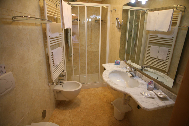 Bathroom 4, Alpen Hotel Vidi, Trento