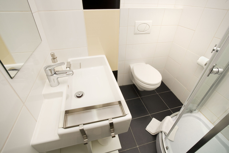 Bathroom 3, Tatra 4 Studios, Budapesti