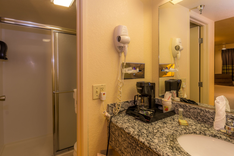 Bathroom 4, Super 10, Oklahoma