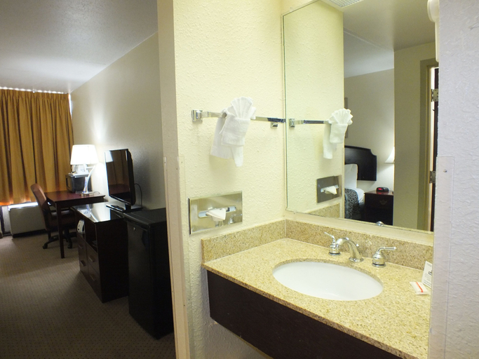 Bathroom 4, Days Inn by Wyndham Indianapolis/Castleton, Indianapolis