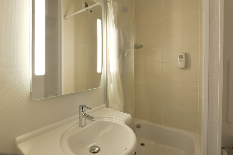Bathroom 4, B&B HOTEL Bourges (2), Cher