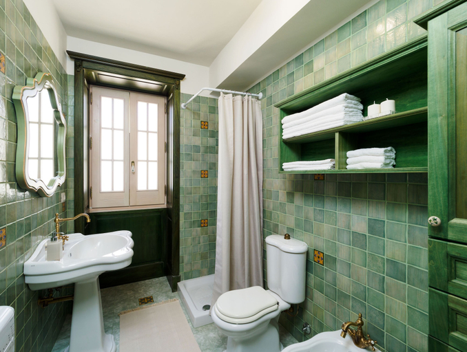 Bathroom 4, Gira Sole, Syracuse