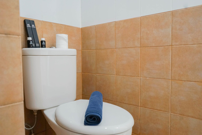 Bathroom 5, Great Choice 2BR at Green Pramuka Apartment By Travelio, Central Jakarta