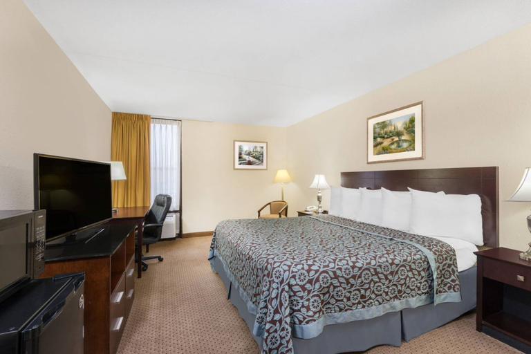 Bedroom 3, Days Inn by Wyndham Indianapolis/Castleton, Indianapolis