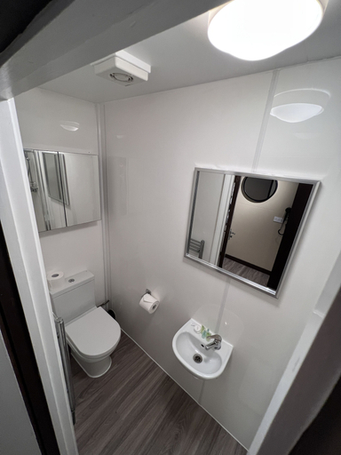 Bathroom 4, The Commongate Hotel, London