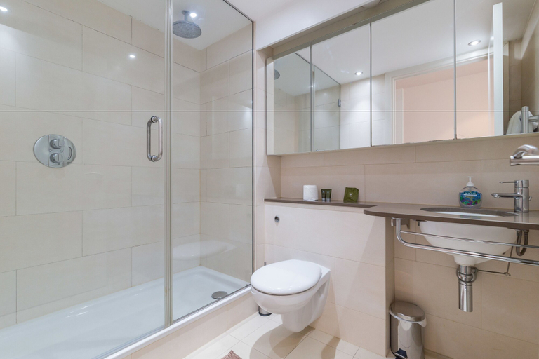 Bathroom 3, SkyViews by Austin David Apartments, London