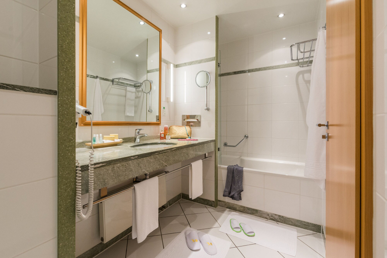 Bathroom 4, Strand-Hotel Hübner, Rostock