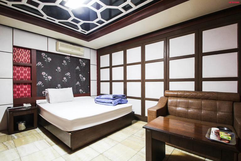 Bedroom 3, Plus Motel, Dong