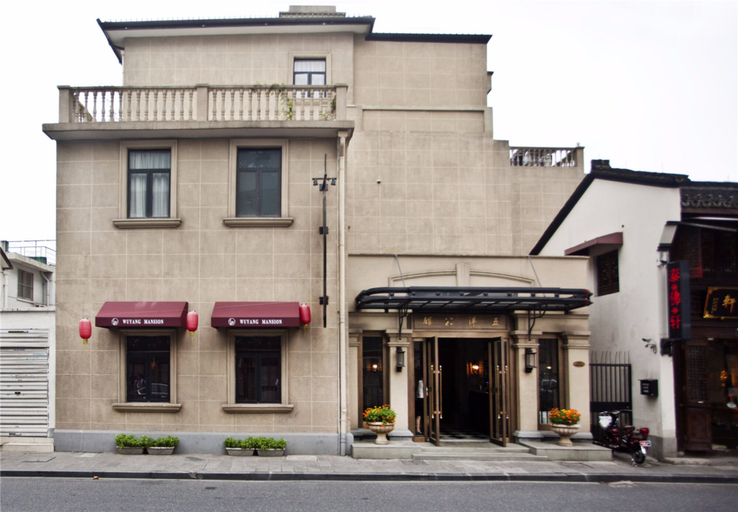 Exterior & Views