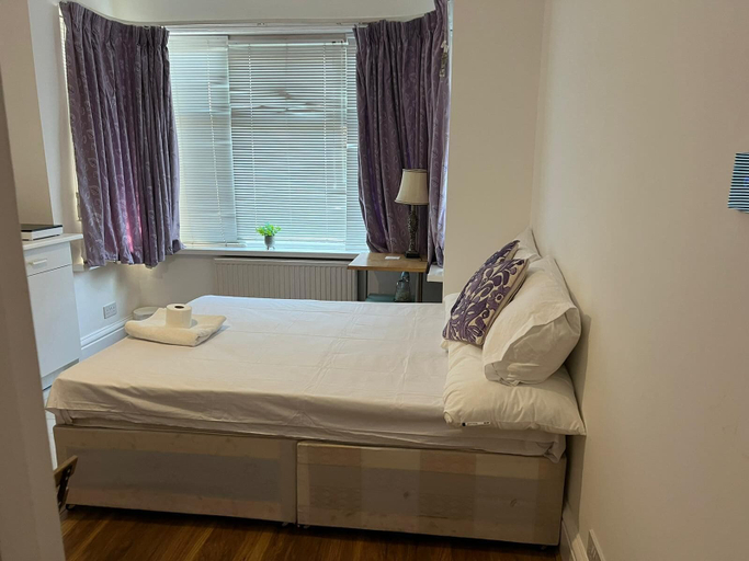 Bedroom 5, Lovely Studio Flat in London, London