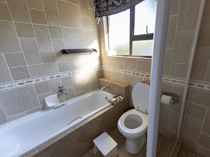 Bathroom 3, Lombok Lodge, Ugu