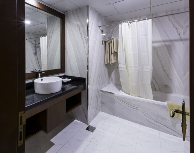 Bathroom 4, Howard Johnson by Wyndham Bur Dubai, Dubai