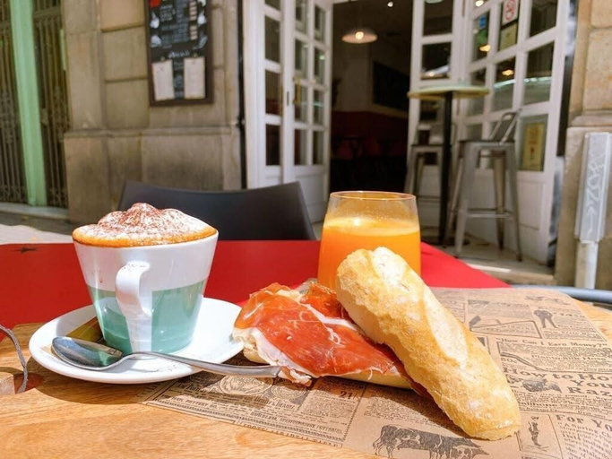 Food & Drinks 5, Hostal Live Natura Barcelona, Barcelona
