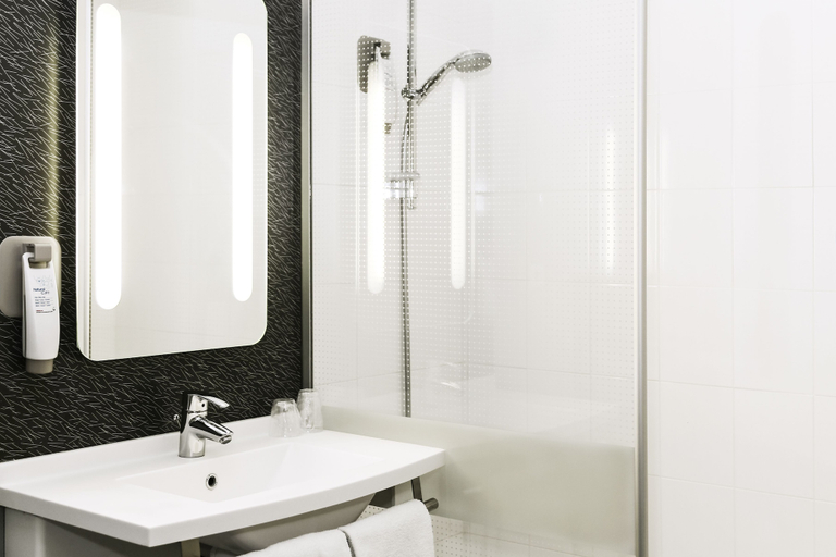Bathroom 4, ibis Mulhouse Ile Napoleon, Haut-Rhin