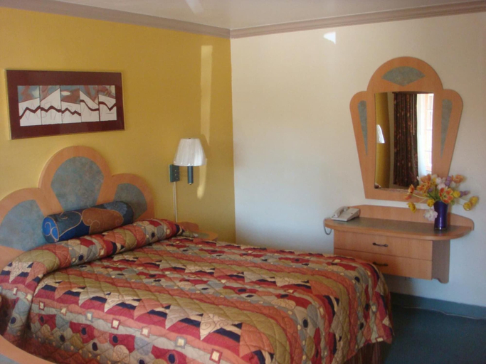 Bedroom 3, Economy Inn, Merced