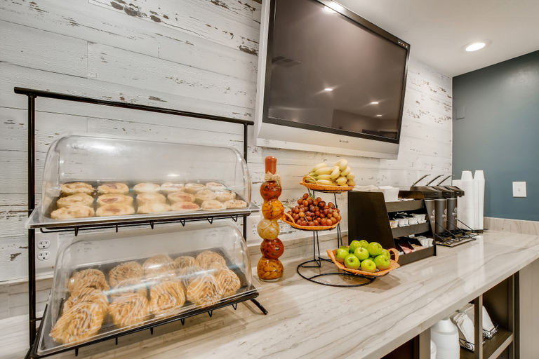 Food & Drinks 5, Orangewood Inn & Suites Midtown, Travis