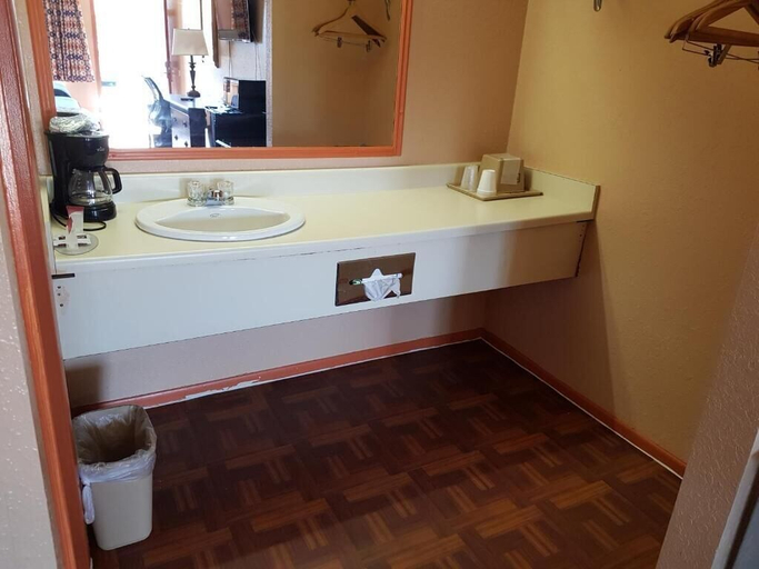 Bathroom 3, Budget Inn, Eastland