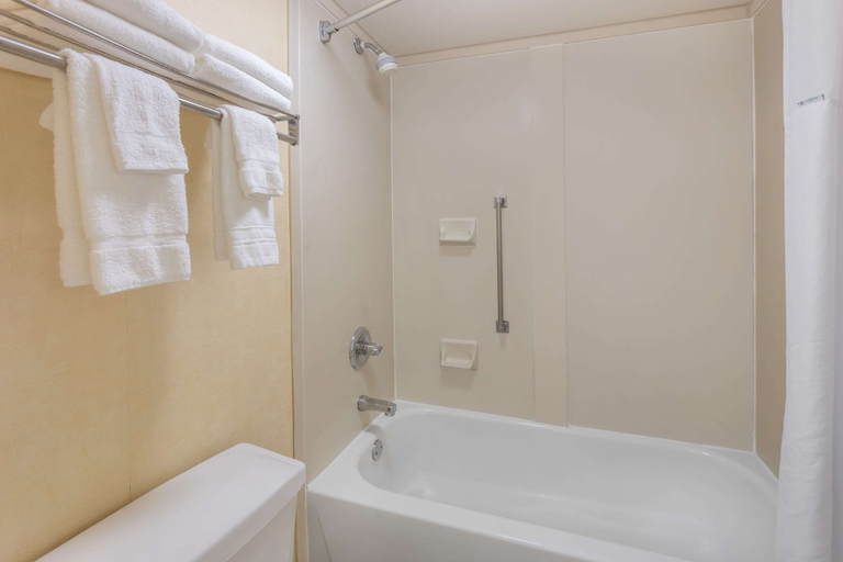 Bathroom 4, Baymont by Wyndham Griffin, Spalding